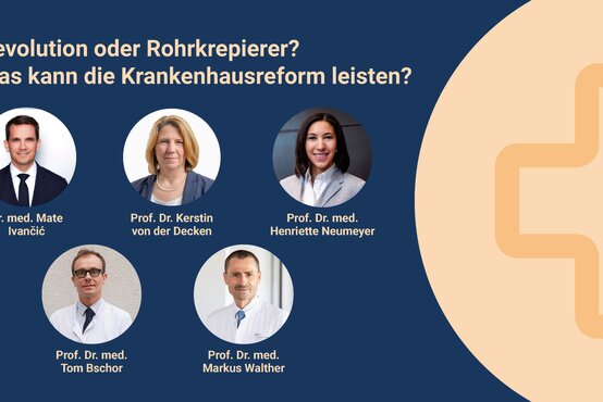 Grafik mit blauem Hintergrund, Text „Revolution oder Rohrkrepierer? Was kann die Krankenhausreform leisten?“, fünf Porträtfotos mit Namensbeschriftungen