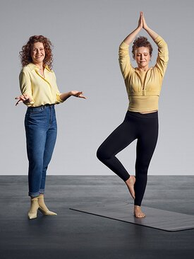 Drei Frauen mit lockigen, roten Haaren zeigen Yoga, Fitness und Freizeit im modernen Studio, EGYM Wellpass-Logo links unten