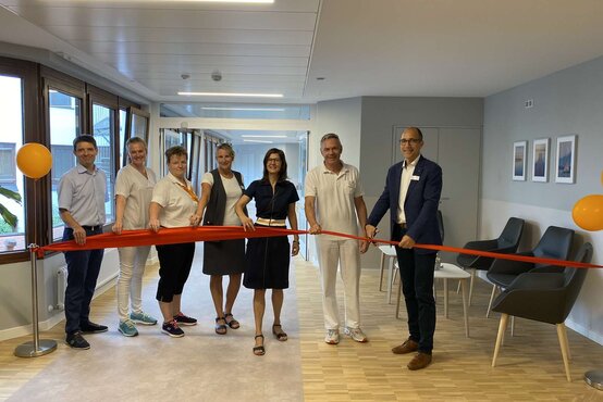 Sieben Personen – Team und Leitung der Schön Klinik Vogtareuth – stehen mit rotem Band und Luftballons zur Eröffnung der Wahlleistungsstation