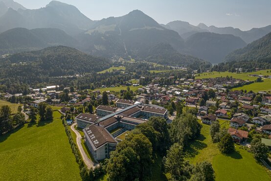 Luftaufnahme der Schön Klinik Berchtesgadener Land mit Bergpanorama im Hintergrund