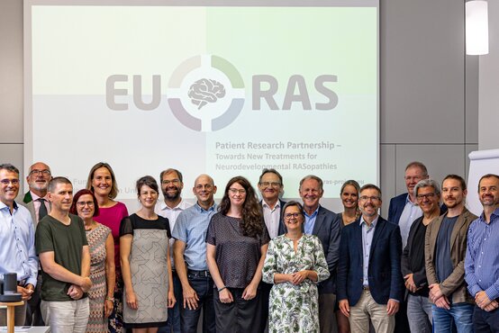 Gruppenfoto von 18 Erwachsenen in Business- und Freizeitkleidung bei EU-RAS-Kick-off