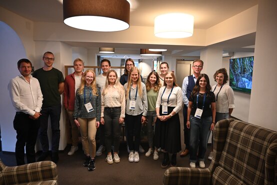 Gruppe von 14 Menschen in Raum bei Seminar