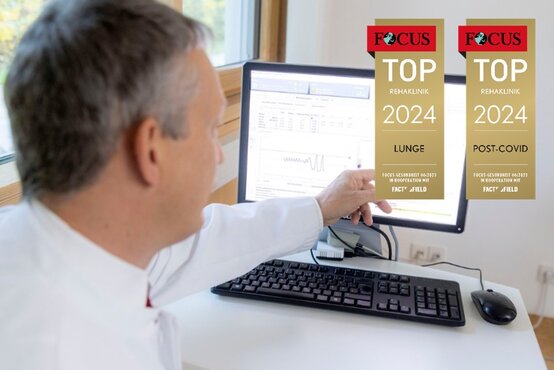 Zwei goldene Qualitätssiegel für Lunge und Post-Covid mit FOCUS-Logo auf Schreibtisch