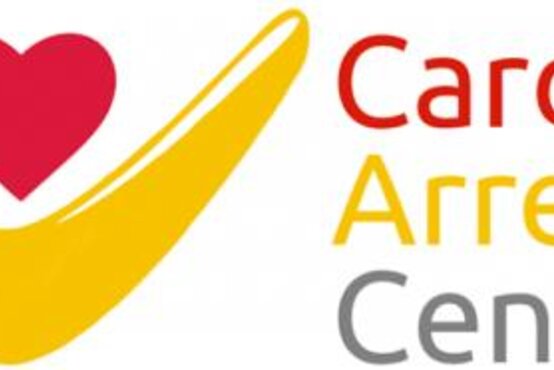 Logo mit gelbem Häkchen und rotem Herzsymbol, daneben Schriftzug „Cardiac Arrest Center“ in Rot, Gelb und Grau