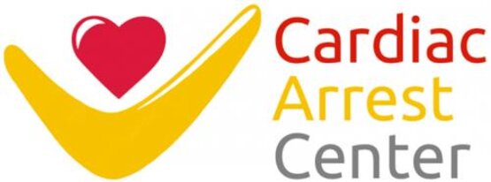 Logo mit gelbem Häkchen und rotem Herzsymbol, daneben Schriftzug „Cardiac Arrest Center“ in Rot, Gelb und Grau