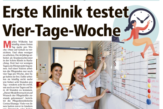 Zeitungsartikel mit Bild, drei Pflegekräfte in weißer Kleidung lachen vor Whiteboard mit Aufschrift „4-Tage-Woche“ in Klinik