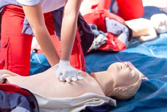 Medizinische Reanimationsübung: Rettungskraft übt Herz-Lungen-Wiederbelebung am CPR-Mannequin in Klinik