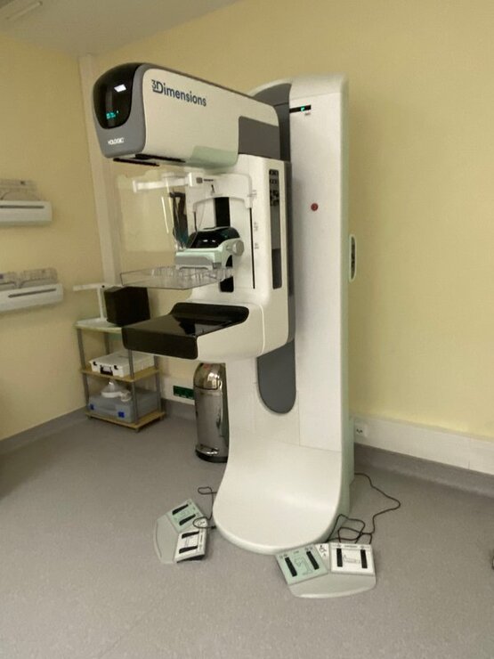 Medizinisches Mammographiegerät mit der Aufschrift „3Dimensions“ in Behandlungsraum