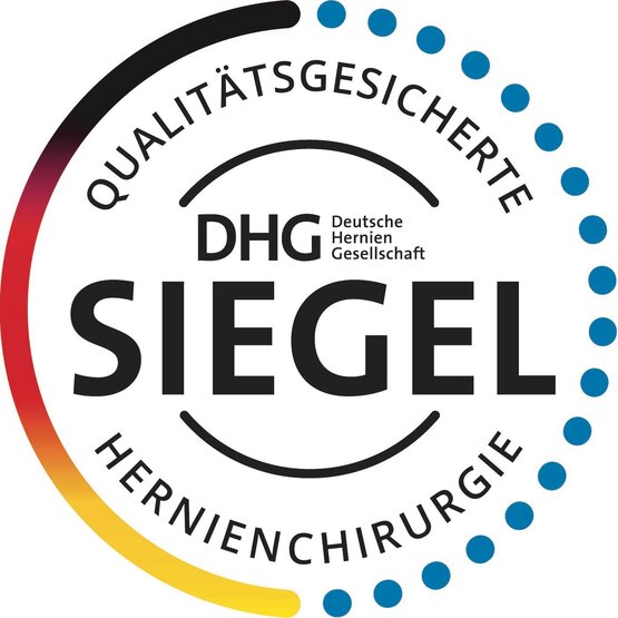 Rundes Qualitätssiegel der Deutschen Herniengesellschaft mit DHG-Logo, Schriftzug „Qualitätsgesicherte Hernienchirurgie“