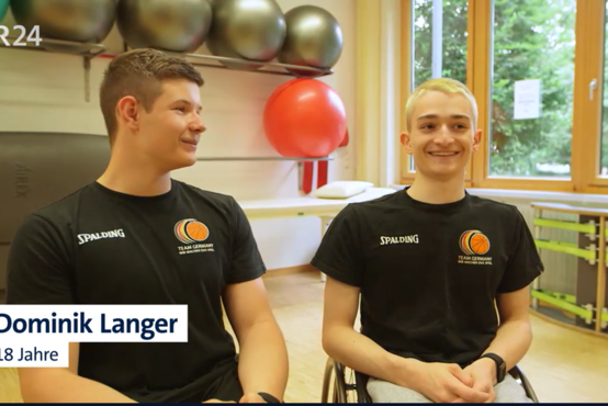 Rollstuhlbasketballer Dominik Langer und Teamkollege in Team Germany-Shirts im Therapieraum