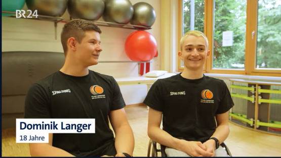 Rollstuhlbasketballer Dominik Langer und Teamkollege in Team Germany-Shirts im Therapieraum