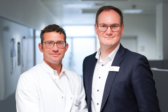 Der neue Chefarzt der Klinik für Orthopädie und Unfallchirurgie, Prof. Dr. Sebastian Lippross zusammen mit Klinikgeschäftsführer David Kayser 
