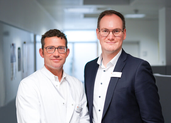 Der neue Chefarzt der Klinik für Orthopädie und Unfallchirurgie, Prof. Dr. Sebastian Lippross zusammen mit Klinikgeschäftsführer David Kayser 