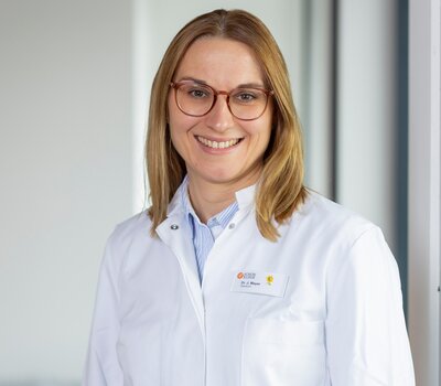 Dr. Julia Mayer
