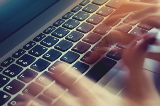 Finger tippen schnell auf Computertastatur